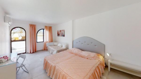 Habitaciones triples espaciosas con baños privados en Maspalomas